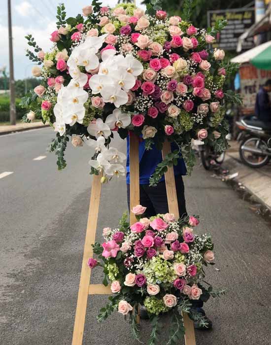 Lẵng hoa chúc mừng khai trương nổi bật với hoa lan trắng